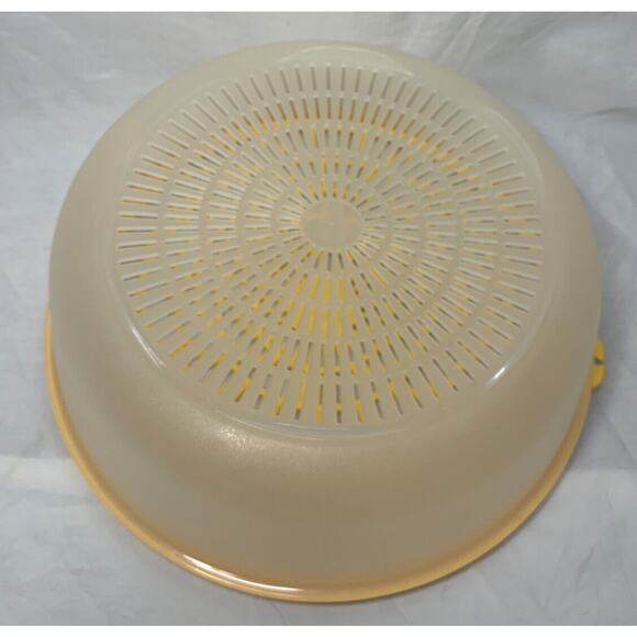 Tupperware Colander Strainer Large Yellow Bowl and Lid Seal Flow Through Vintage - Picture 2 of 4